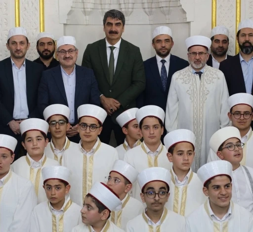 Aşkale&rsquo;de 25 gen&ccedil; hafız icazetini aldı
