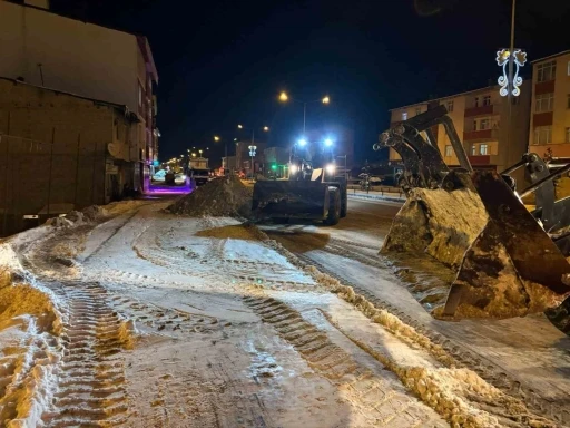 Aşkale&rsquo;de kar sonrası belediye ekipleri sahadaydı
