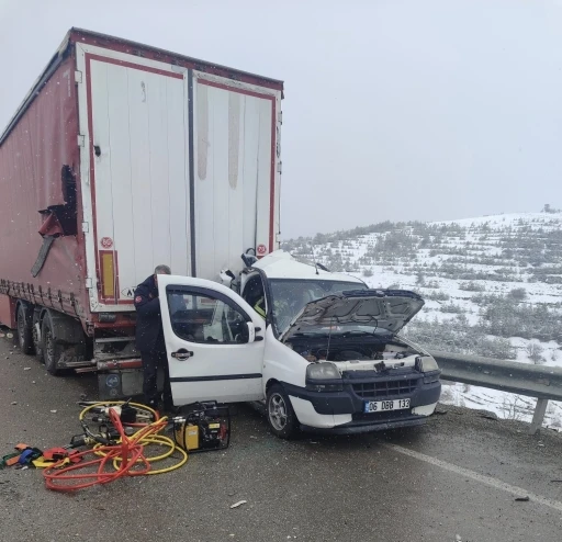 Aşkale yolunda feci kaza: Hafif Ticari ara&ccedil;, Tır&rsquo;a arkadan &ccedil;arptı, 2 &ouml;l&uuml; 3 yaralı

