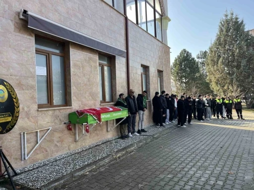 Askere gidecekti, tabutuna "O şimdi asker" yazılı t&uuml;lbent serildi
