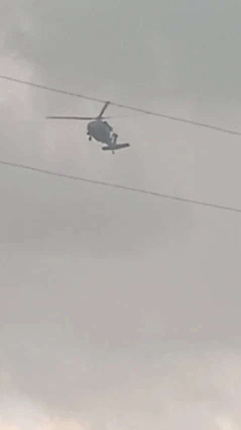 Askeri helikopter dolu ve yağmura yakalandı
