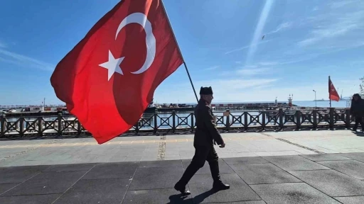 Askeri kıyafeti ve elinde T&uuml;rk bayrağıyla İstanbul&rsquo;dan &Ccedil;anakkale&rsquo;ye y&uuml;r&uuml;yor
