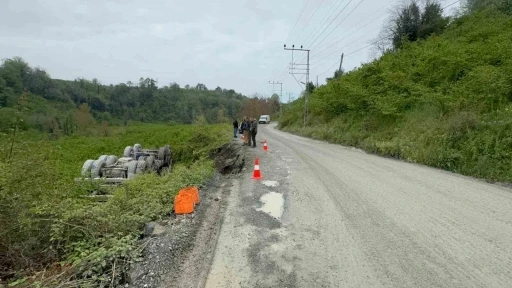 Askeri limana taş g&ouml;t&uuml;ren kamyon devrildi