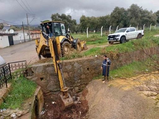 ASKİ ekipleri temizledi, taşkının &ouml;n&uuml;ne ge&ccedil;ildi
