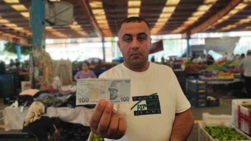 Aşkını paralara yazıp pazarda dağıttı
