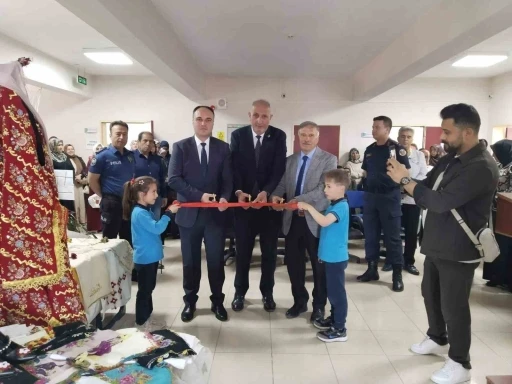 Aslanapa&rsquo;da yılsonu sergisi a&ccedil;ıldı
