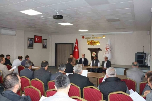 Aslanapa Kaymakamı İsmail Tosun, k&ouml;y muhtarlarıyla bir araya geldi
