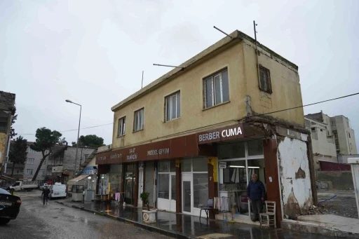 Asrın felaketi meslek aşkını yıkamadı: 50 yıllık berber, hasarlı d&uuml;kkanını terk etmedi
