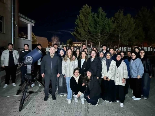 Astronomi Kul&uuml;b&uuml; &uuml;&ccedil; g&uuml;n s&uuml;ren g&ouml;ky&uuml;z&uuml; g&ouml;zlemi d&uuml;zenledi
