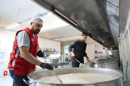 Aşure kazanları T&uuml;rk Kızılay Elazığ Aşevi&rsquo;nde kaynadı
