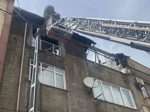 Ataşehir’de bir binanın çatı katı yanarak alevlere teslim oldu
