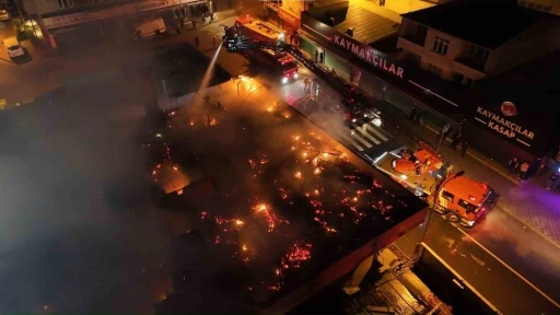 Ataşehir&rsquo;de iki katlı binanın &ccedil;atısında yangın
