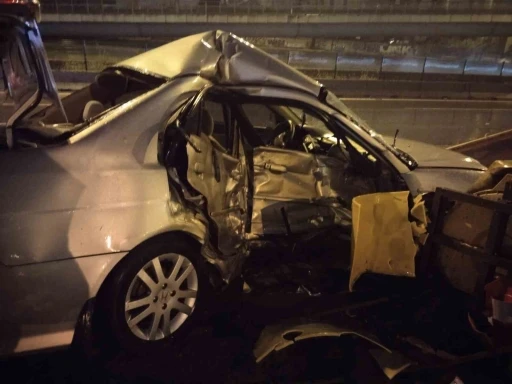 Ataşehir&rsquo;de kontrolden &ccedil;ıkan otomobil bariyerlere ok gibi saplandı: 1 Ağır yaralı
