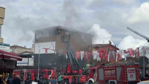 Ataşehir’de korkutan yangın: Mahsur kalan iki kişi kurtarıldı

