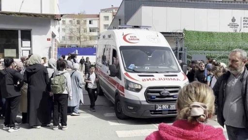 Ataşehir&rsquo;de ortaokulda zehirlenme iddiası: &Ccedil;ok sayıda &ouml;ğrenci hastaneye kaldırıldı
