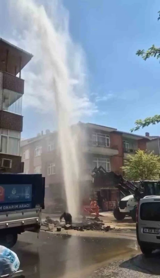 Ataşehir’de su borusu patladı, tazyikli su metrelerce havaya fışkırdı
