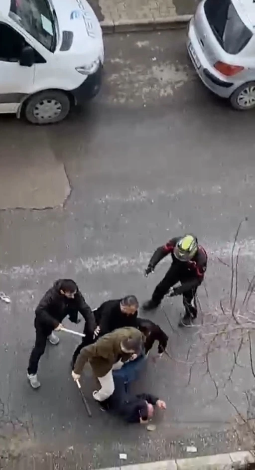 Ataşehir&rsquo;de yol verme tartışması sopalı kavgaya d&ouml;n&uuml;şt&uuml;
