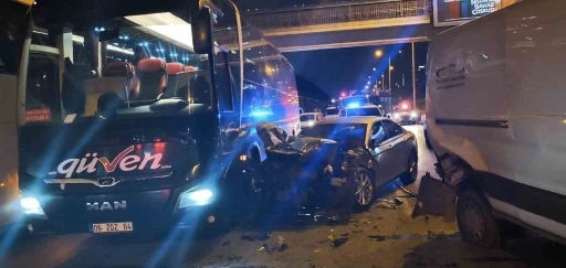 Ataşehir&rsquo;de zincirleme kaza: Alkol&uuml; s&uuml;r&uuml;c&uuml; otob&uuml;se &ccedil;arparak durabildi

