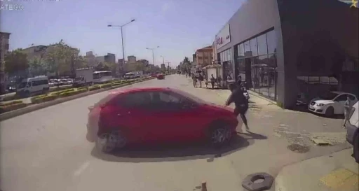 Ataşehir’de zincirleme kaza: Savrulan araç yayaya çarptı
