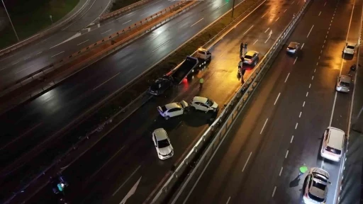 Ataşehir&rsquo;de zincirleme kaza: Yardım i&ccedil;in duran ara&ccedil;lar da kazaya karıştı, 3 yaralı
