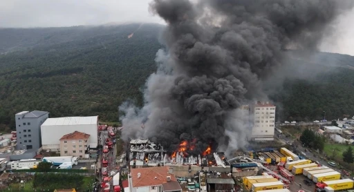 Ataşehir&rsquo;deki fabrika yangını havadan g&ouml;r&uuml;nt&uuml;lendi
