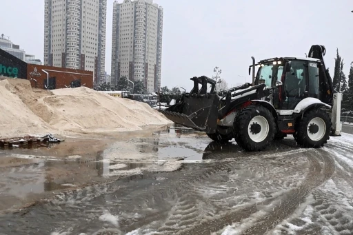 Ataşehir&rsquo;in "Beyaz Tim"i karla m&uuml;cadele i&ccedil;in g&ouml;rev başında
