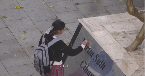 Atatürk büstünü temizleyen minik Asmin’in