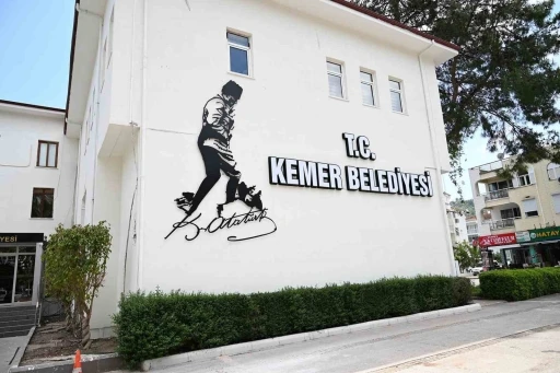 Atatürk’ün Kocatepe silüeti Kemer Belediye binasında

