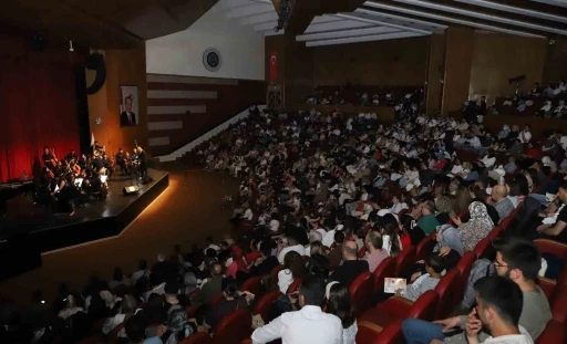 Atatürk Üniversitesi oda orkestrası ilk konseriyle sanatseverleri büyüledi
