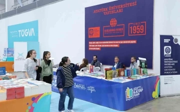 Atatürk Üniversitesi yayınevi, kitap fuarında ziyaretçilerini ağırlıyor

