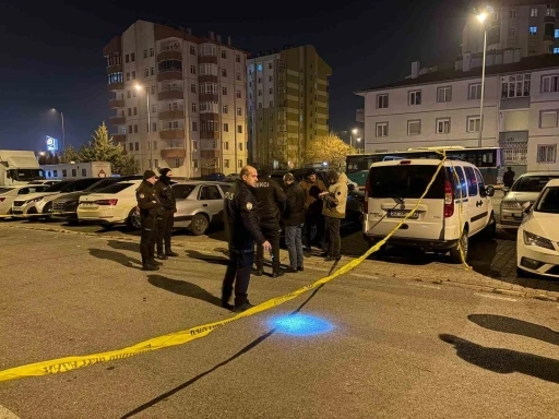 Ateş a&ccedil;tığı t&uuml;feği otomobilin altına saklamaya &ccedil;alıştı
