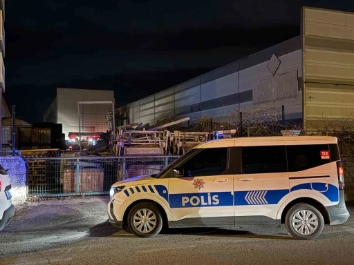 Atık maddeler alev aldı, fabrikaya sı&ccedil;rayan yangın b&uuml;y&uuml;meden s&ouml;nd&uuml;r&uuml;ld&uuml;
