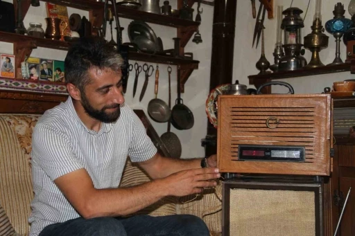 Atık malzemeler nostaljik radyolara dönüşüyor
