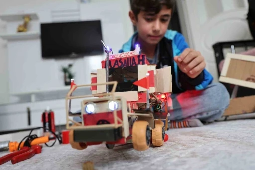 Atık malzemeler ve har&ccedil;lığıyla trakt&ouml;r maketi &uuml;reten Sel&ccedil;uk, Sel&ccedil;uk Bayraktar&rsquo;ı &ouml;rnek alıyor
