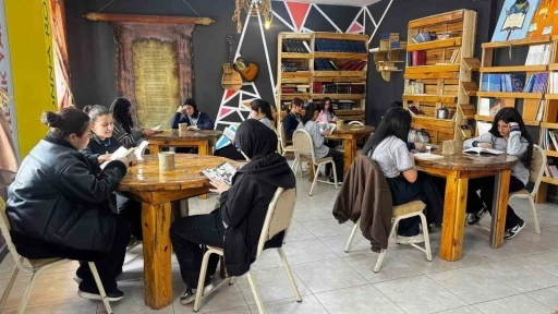 Atık malzemelerle kurulan k&uuml;t&uuml;phane &ouml;ğrencilerin yeni yaşam alanı oldu
