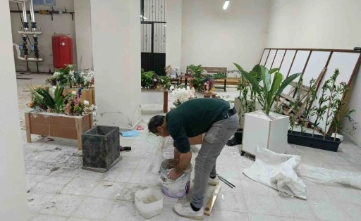 Atık malzemelerle okulu süslüyor
