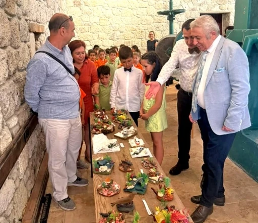 Atıklar minik ellerde sanat eserine d&ouml;n&uuml;şt&uuml;
