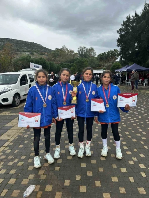 Atletizmde bir ilk: 4 kız kardeş k&uuml;rs&uuml;ye &ccedil;ıktı
