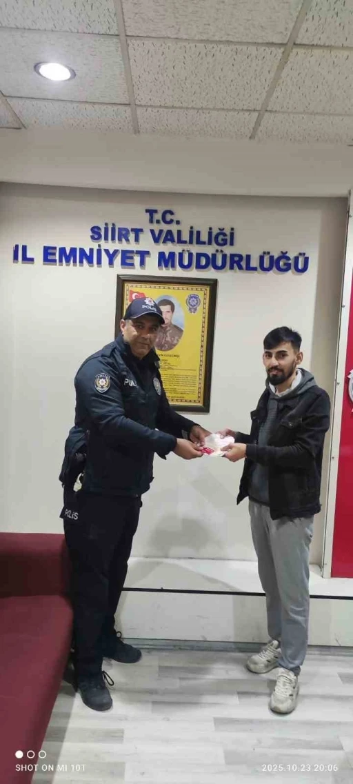 ATM’de bulduğu 6 bin 350 ve kartı sahibine teslim etti
