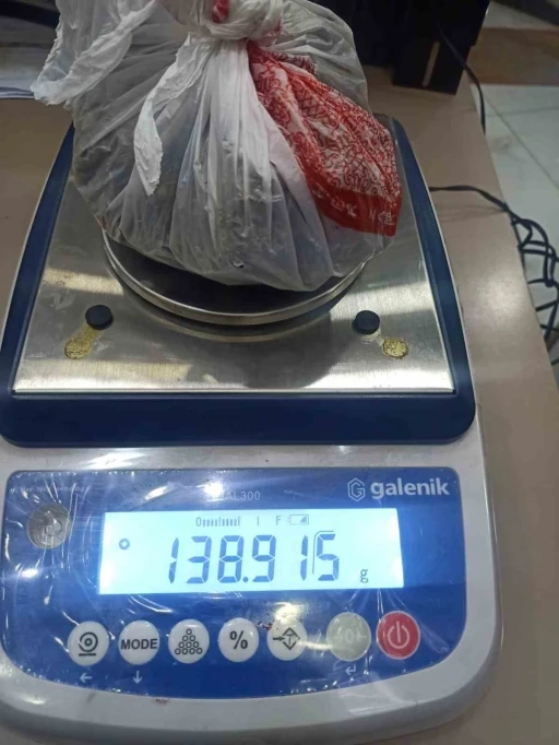 Attıkları poşetten uyuşturucu çıktı
