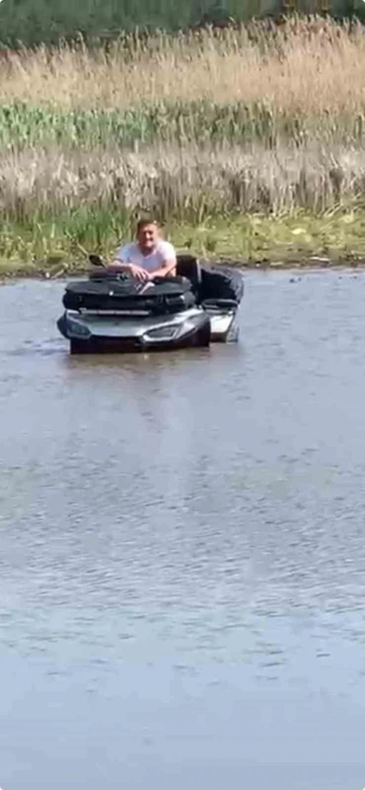 ATV ile girdiği gölde balçığa saplandı
