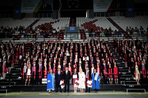 AÜ’de 289 hekim coşkuyla mezun oldu
