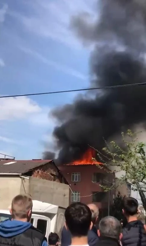 Avcılar’da 4 katlı binanın çatı katı alevlere teslim oldu
