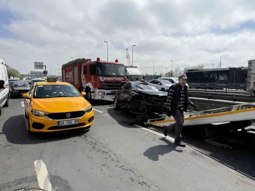 Avcılar’da ehliyetsiz gencin makas kazası: 3 yaralı
