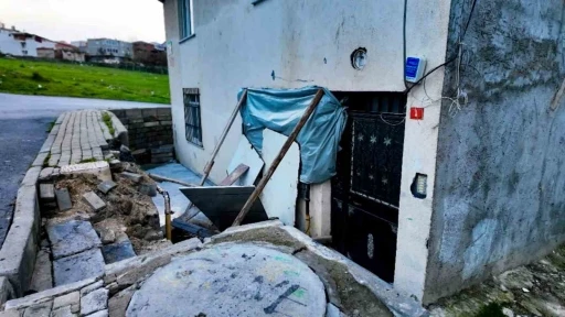 Avcılar&rsquo;da faciadan kıl payı d&ouml;n&uuml;ld&uuml;: El frenini &ccedil;ekmeyi unutunca panelvan ara&ccedil; daireye daldı
