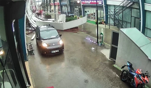 Avcılar&rsquo;da fırtına iş yerinin &ccedil;atısının u&ccedil;ma anı kamerada
