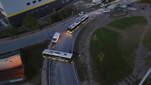 Avcılar’da freni patlayan İETT otobüsü bir başka otobüse çarptı, yol trafiğe kapandı
