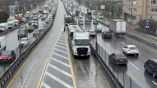 Avcılar&rsquo;da iki metrob&uuml;s &ccedil;arpıştı: 4 yaralı
