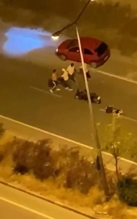 Avcılar’da kavga eden şahısları ayırmaya çalışan kadın bayıldı
