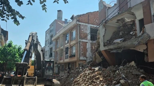 Avcılar’da kısmi çöken binanın yıkımı sırasında bitişik apartmanın da duvarı yıkıldı
